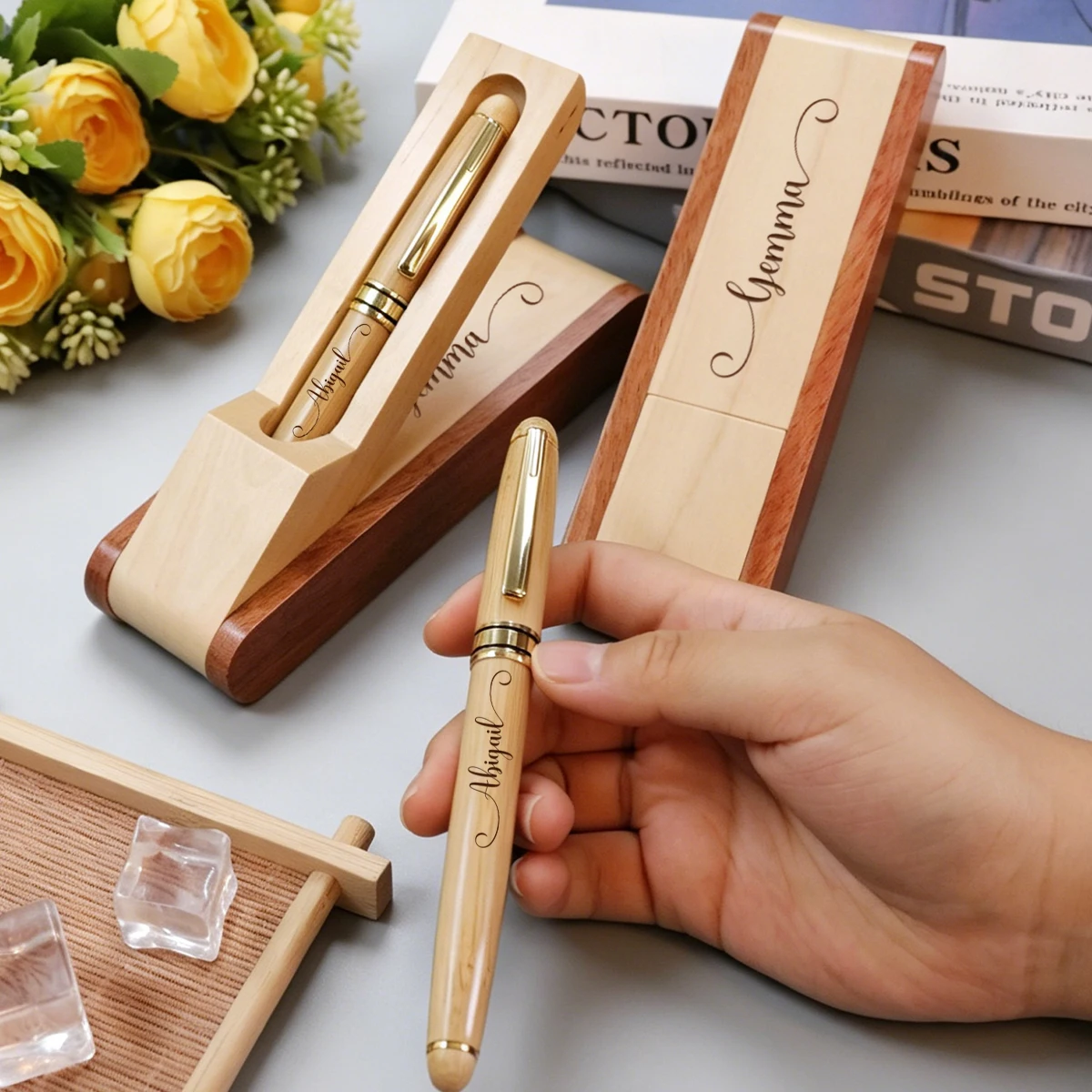 Stylo personnalisé avec support en bois – Image 2