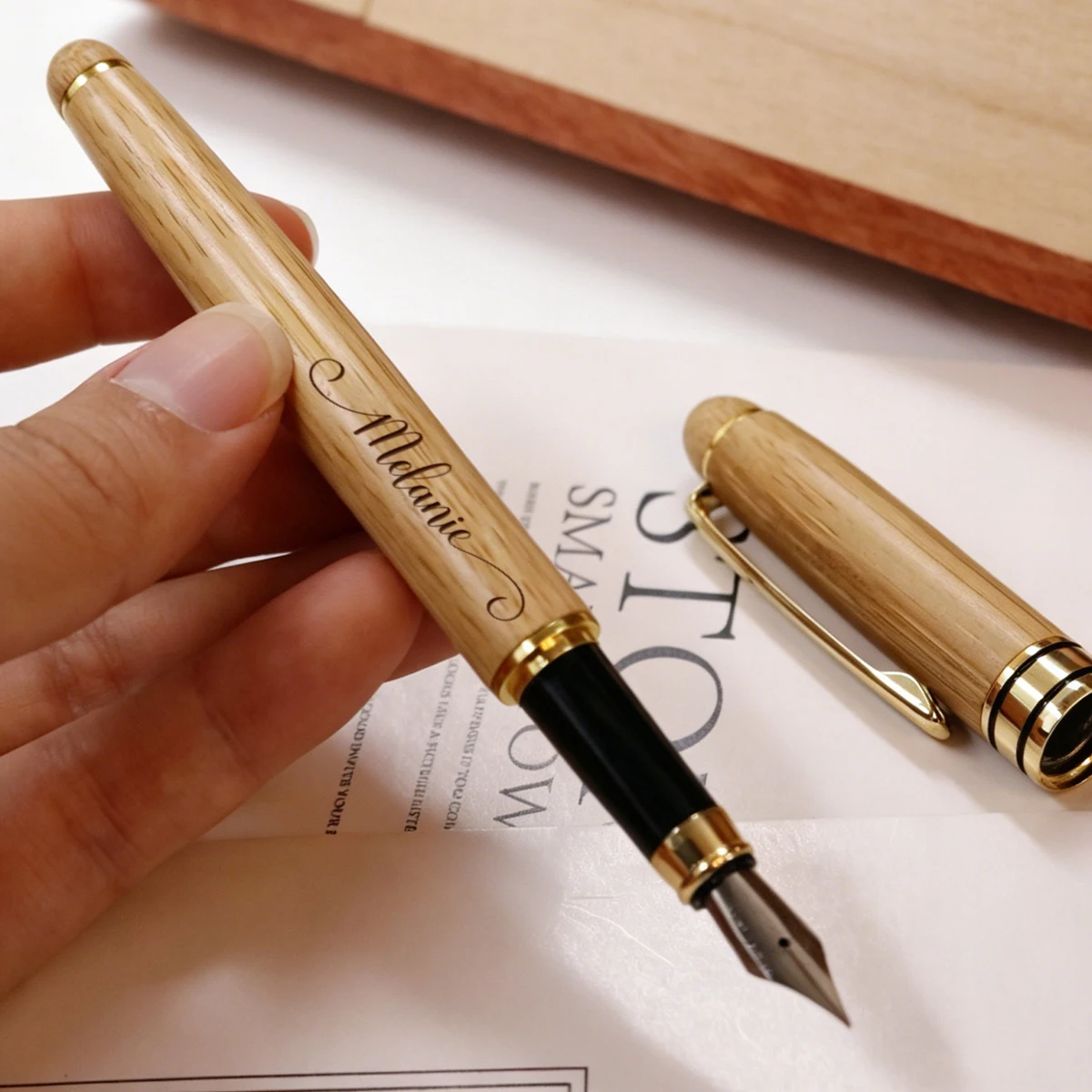 Stylo personnalisé avec support en bois – Image 4